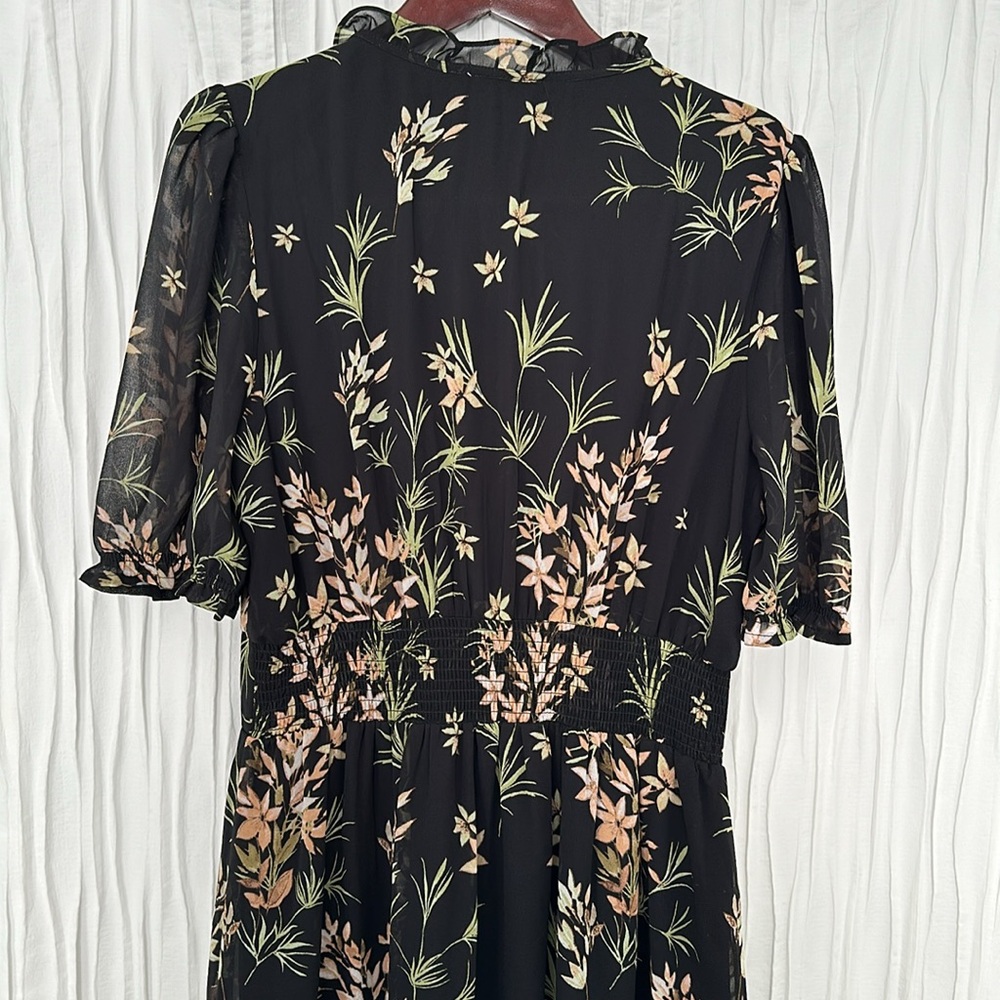 DR2 floral women’s dress mid leg. Size S comfortable to wear.